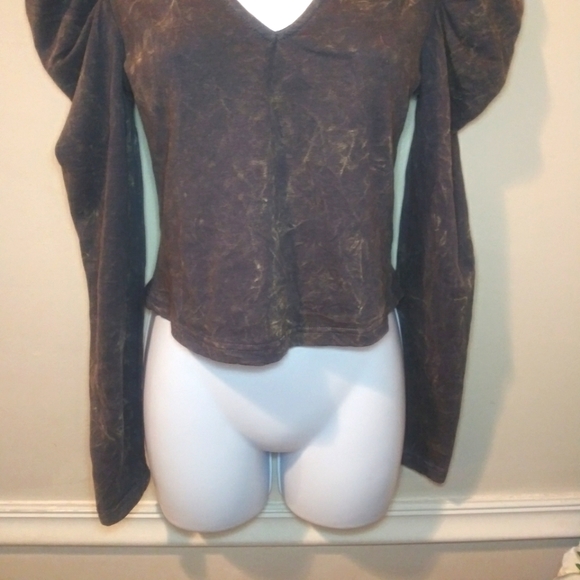 3/$18 Kendall+Kylie Distressed Gray & Yellow Puffed Sleeve Top - Picture 5 of 12